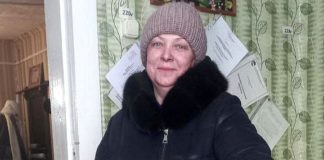 В с.Карабула женщина готовит мази на лечебные нужды бойцов.