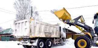 В Богучанах продолжается вывозка снега.