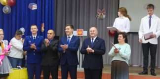 В Богучанском округе школьников проводили на торжественные линейки.