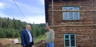 В Богучанах ремонтируют здание лыжной базы «Снежинка».